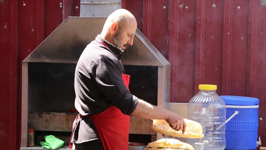 Kahramanmaraş'ta depremde dükkanı yıkılan usta kebapçı açık alanda hizmete başladı
