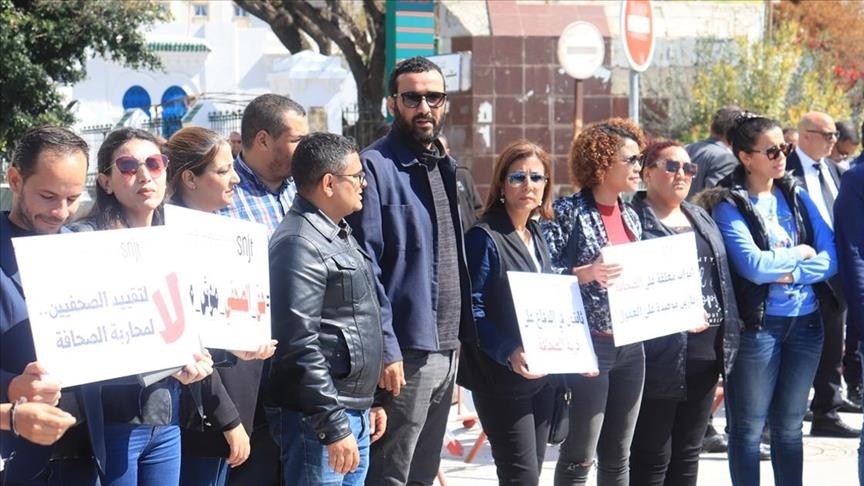 Tunisie: des journalistes protestent contre l'interdiction aux médias de couvrir la plénière du parlement