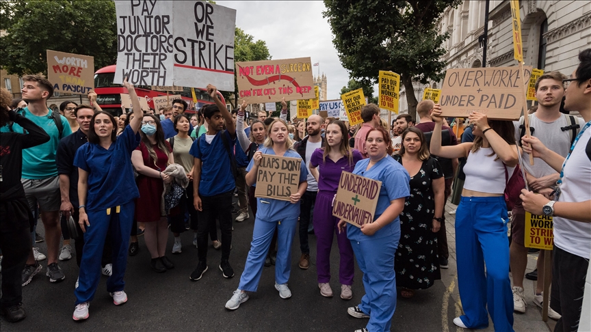 Los médicos en formación de Inglaterra inician huelga de 96 horas 