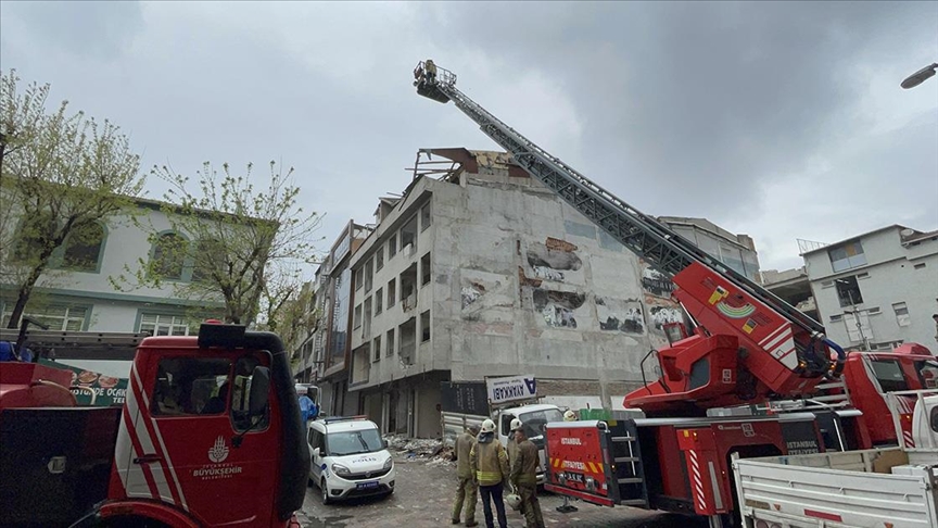 Boşaltılan binadan malzeme almak isteyen 2 hurdacı çöken çatının altında kaldı