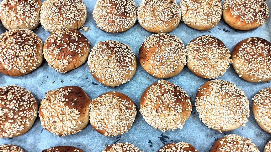 Osmaniye'de geleneksel bayram lezzeti kömbe, depremzedeler için pişiriliyor