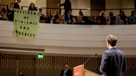 Macron es interrumpido por un grupo de manifestantes mientras pronunciaba un discurso en La Haya 