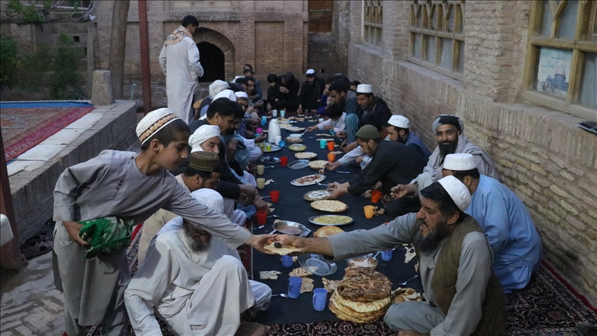 Afganistan'da yüzyıllar öncesine dayanan "paylaşım sofraları" geleneği hala yaşatılıyor