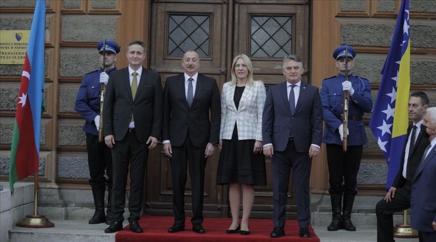 Predsjednik Azerbejdžana Aliyev dočekan uz najviše počasti ispred zgrade Predsjedništva BiH
