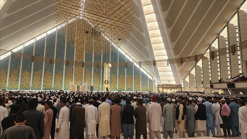 باكستان.. عشرات الآلاف يحيون "جمعة الوداع" بمسجد "الملك فيصل"