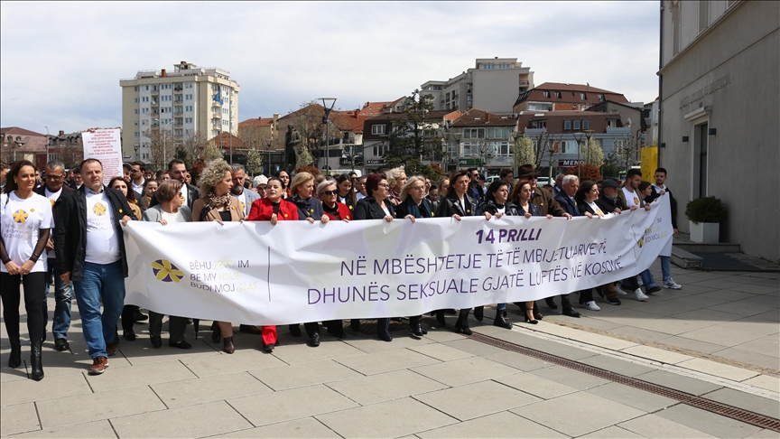 Kosova Savaşı'nda cinsel taciz ve tecavüze uğrayan kadınlar için Priştine'de destek yürüyüşü
