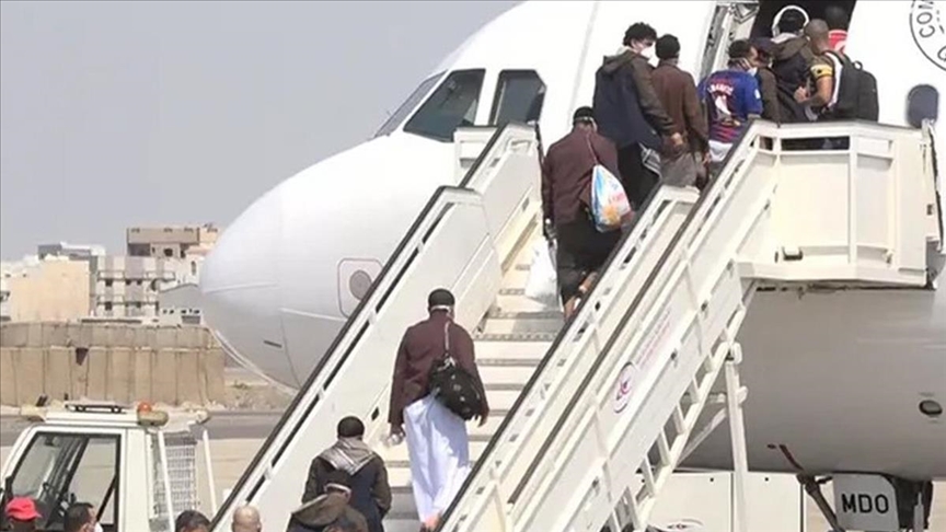 إقلاع طائرة تقل 120 محتجزا سابقا من أبها السعودية إلى صنعاء