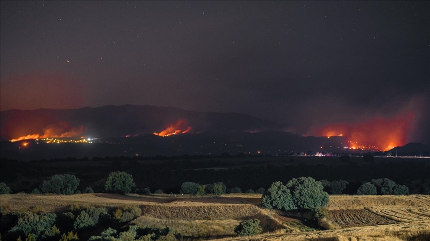 France : 750 hectares parcourus par les flammes dans les Pyrénées-Orientales, l’incendie toujours pas fixé