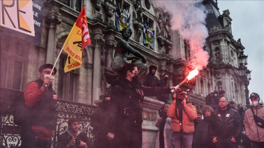 La police arrête 11 personnes au milieu des manifestations contre la réforme des retraites en France La police arrête 11 personnes au milieu des manifestations contre la réforme des retraites en France