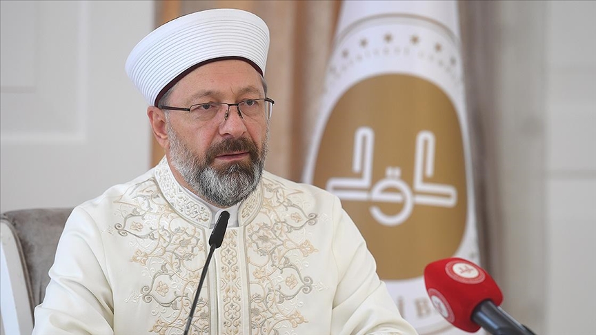 Diyanet İşleri Başkanı Erbaş'tan Kadir Gecesi mesajı: Kur'an-ı Kerim, indiği geceyi bir ömre bedel kılmıştır