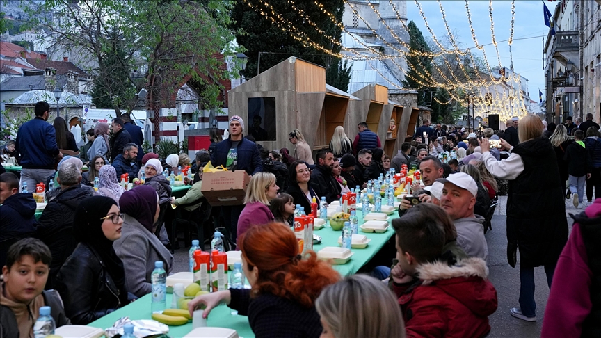 Mostar: Skoro 1.500 postača i gostiju na zajedničkom iftaru na otvorenom