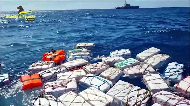 У берегов Италии выловили 2 тонны кокаина стоимостью €400 млн
