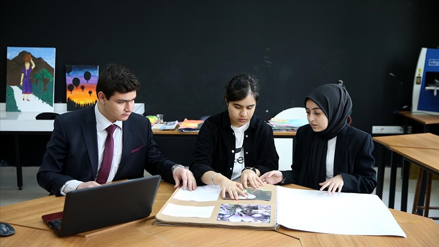 Liseliler görme engelliler için sesli ve kabartmalı coğrafya atlası hazırladı