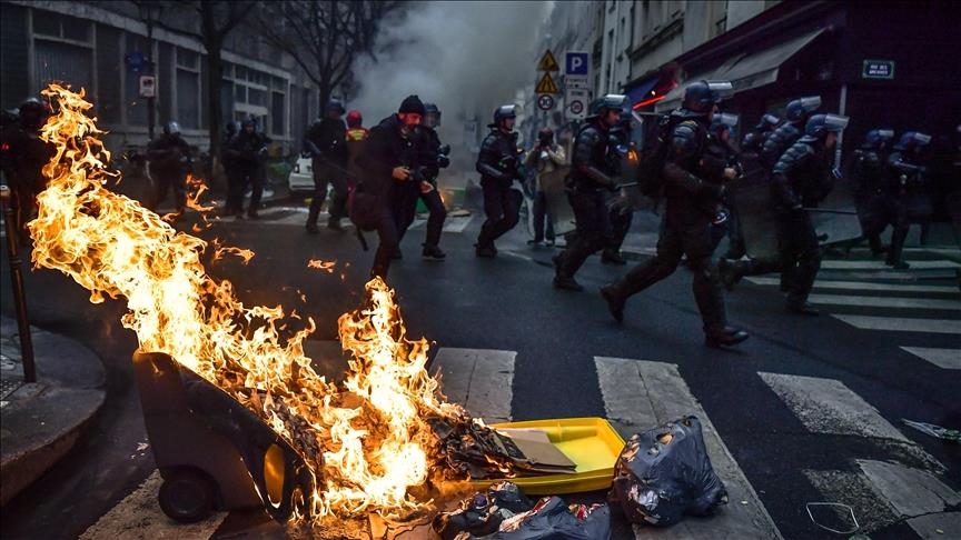 La France secouée par de nouvelles manifestations après le discours de Macron sur la réforme des retraites