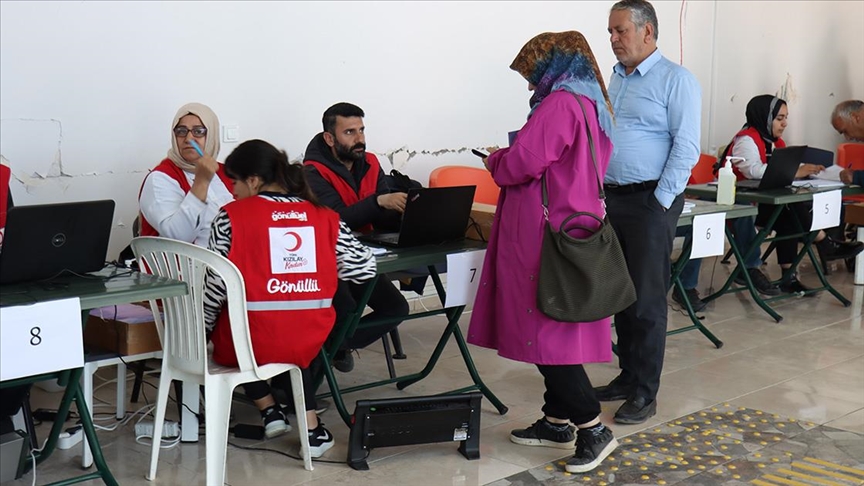 Adıyaman'da depremzede ailelere "Kızılay Esen Kart" dağıtılıyor