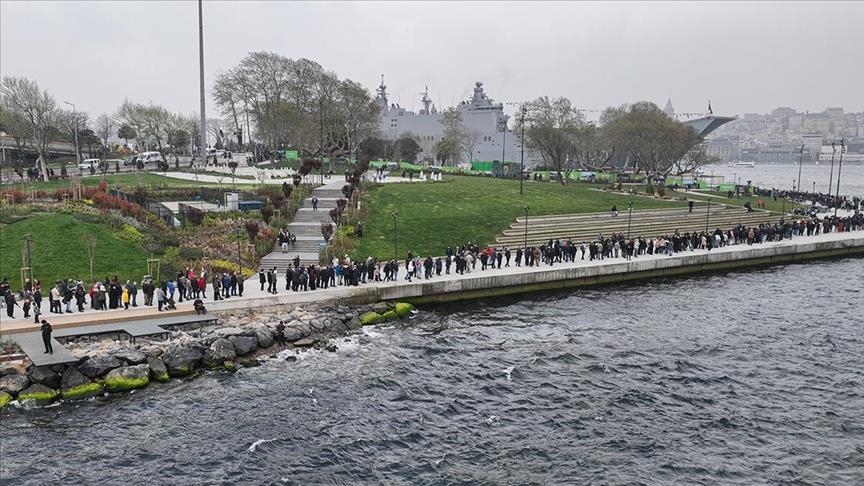 Istanbul: Građani masovno obilaze najveći turski ratni brod "TCG Anadolu"