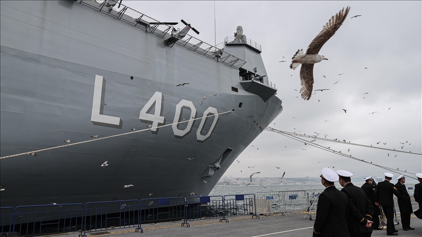В порту Стамбула длинные очереди для посещения флагмана ВМС TCG Anadolu
