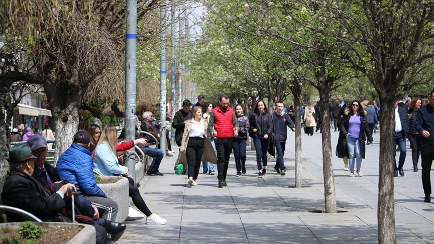 Kosovë, qytetarët të ndarë në mendime për ndikimin e liberalizimit të vizave në popullatë dhe ekonomi