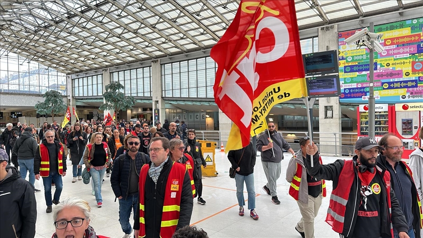 France / Retraites : Des manifestants envahissent plusieurs gares à Paris