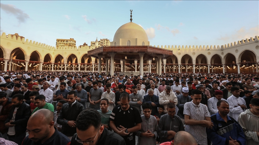 المصريون يؤدون صلاة الفطر في الساحات العامة