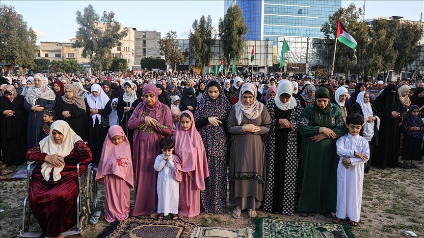 اقامه نماز عید فطر در غزه با حضور هزاران نفر