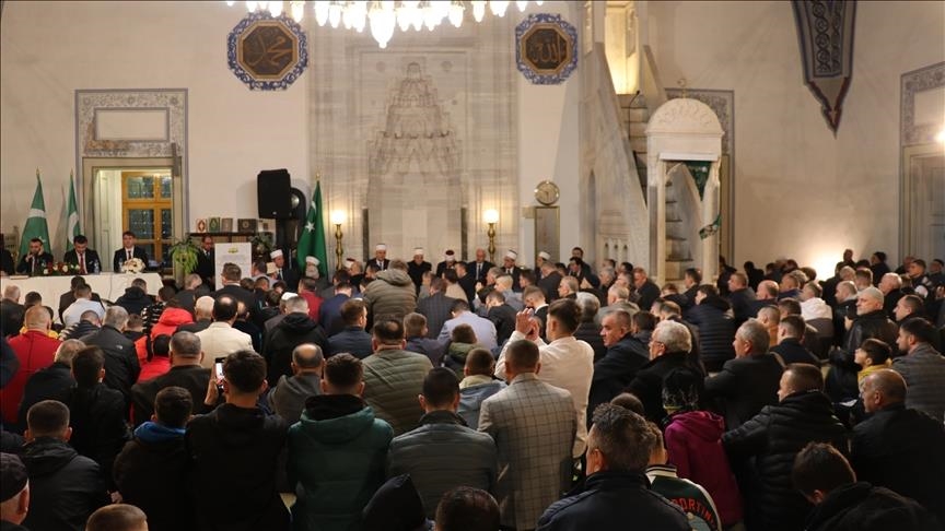 Les musulmans des pays des Balkans occidentaux accomplissent la prière de l'Aïd dans des mosquées historiques