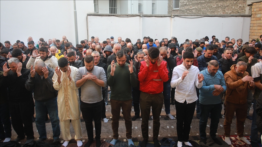 Beograd: Veliki broj vernika klanjao bajram-namaz