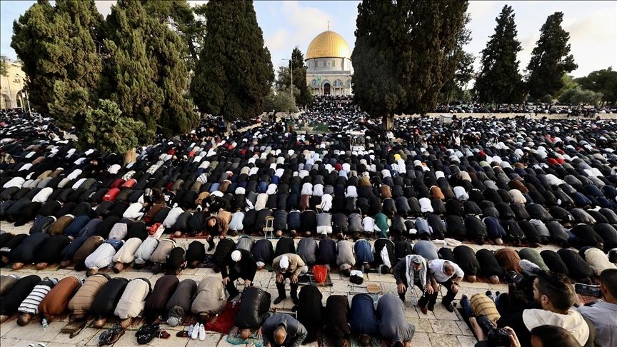 Plus de 120 000 fidèles accomplissent la prière de l'Aïd al-Fitr à la mosquée Al-Aqsa