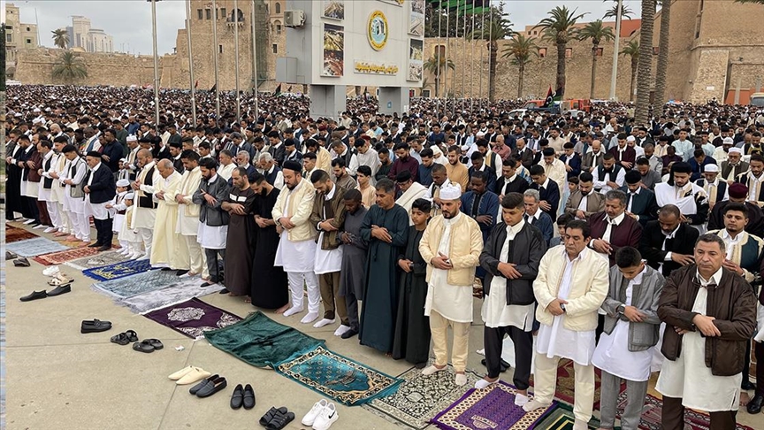 آلاف الليبيين يؤدون صلاة عيد الفطر في طرابلس