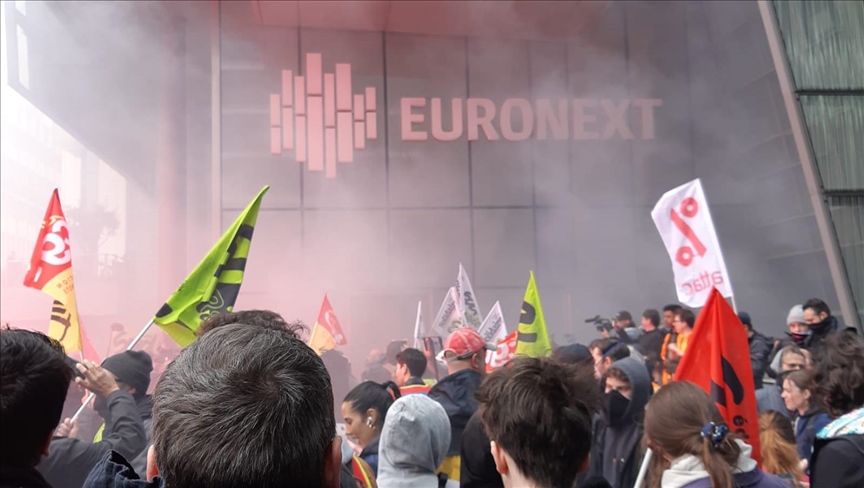 France: des grévistes envahissent le bâtiment d’Euronext dans le quartier d'affaires de la Défense