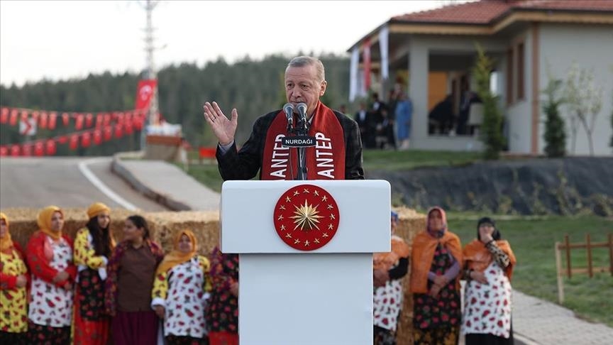 Президент Эрдоган вручил гражданам ключи новых частных домов, построенных в зоне бедствия