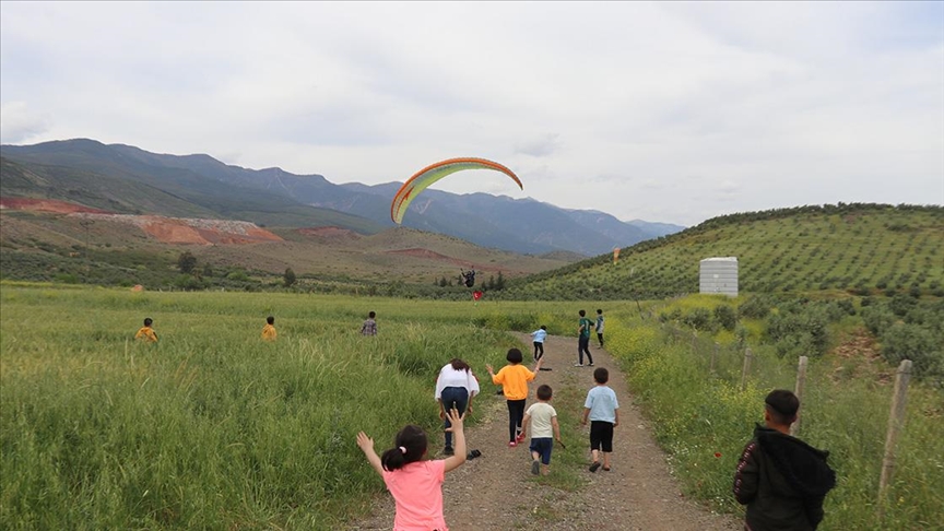 Yamaç paraşütçüler Amanos Dağları'nın eteklerinden depremzede çocuklar için havalandı