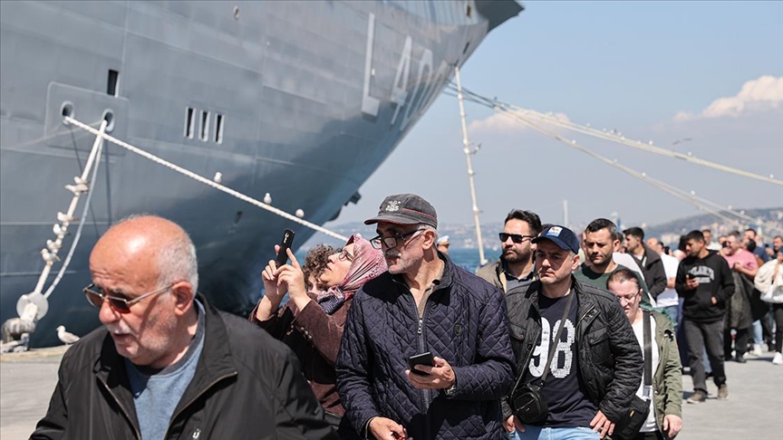 TCG Anadolu'ya vatandaşların ilgisi sürüyor