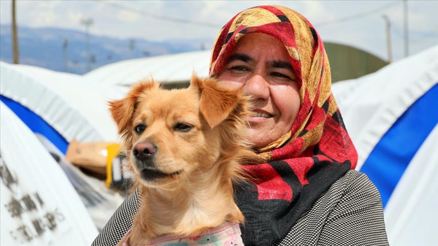 Семья из Турции ухаживает за собакой, разбудившей хозяев за минуты до землетрясения