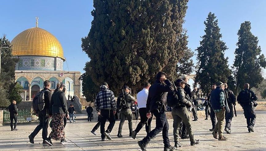 مستوطنون إسرائيليون يقتحمون المسجد الأقصى بعد منع 13 يوما