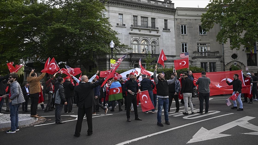 Washington’da Türkler, Türk misyonu önünde eylem yapan Ermeni grupları protesto etti