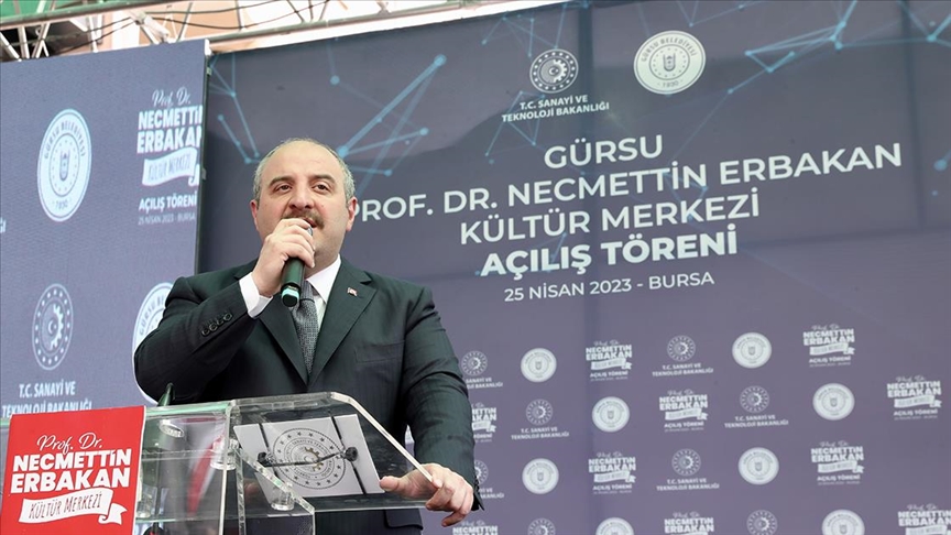 Bakan Varank: Türkiye'nin uçağını yapmak Erbakan Hoca'mızın hayaliydi, işte bugün jet motorlu uçağımızı uçurduk