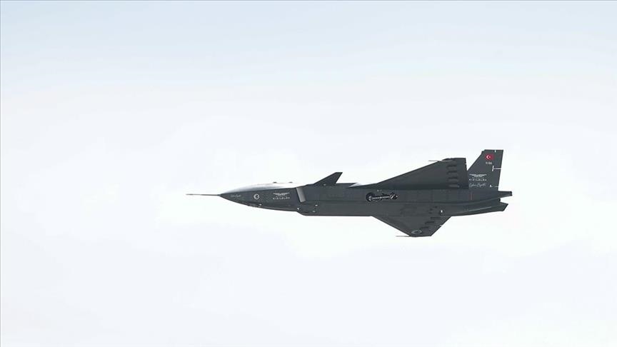 جنگنده بدون سرنشین ساخت ترکیه برای اولین بار در فرودگاه آتاترک بر زمین نشست