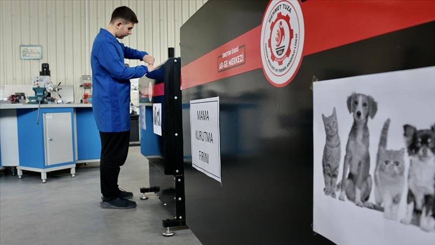 Invention by Turkish teenagers turns leftovers into pet food