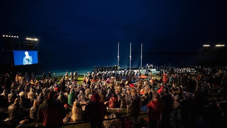 Gallipoli commemoration: Hundreds of Australians, New Zealanders attend dawn service in Türkiye