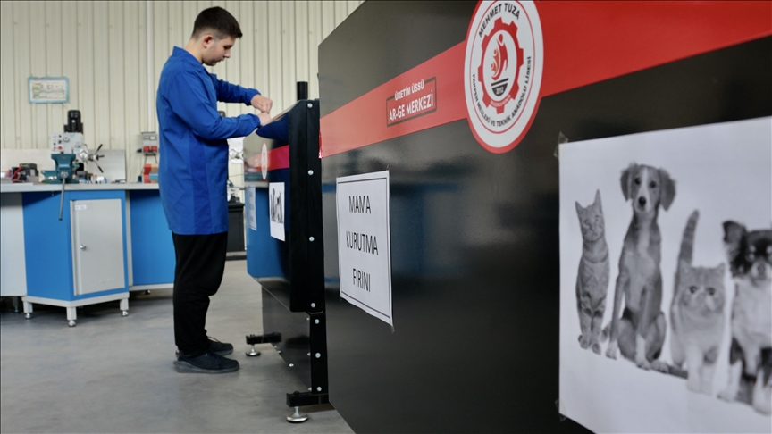 Shpikja e adoleshentëve turq shndërron ushqimin e mbetur në ushqim për kafshët shtëpiake