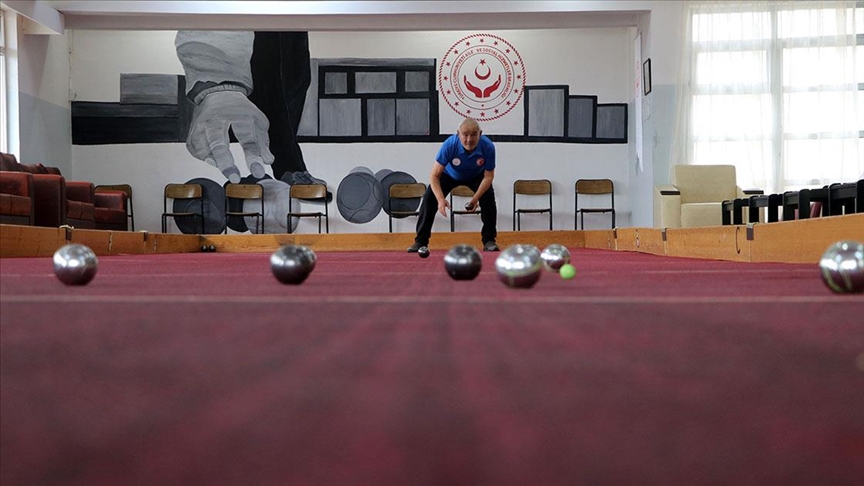 Bocce oynayarak zinde kalan Edirne Huzurevi'nin "70'lik delikanlıları" şampiyonluk hedefliyor