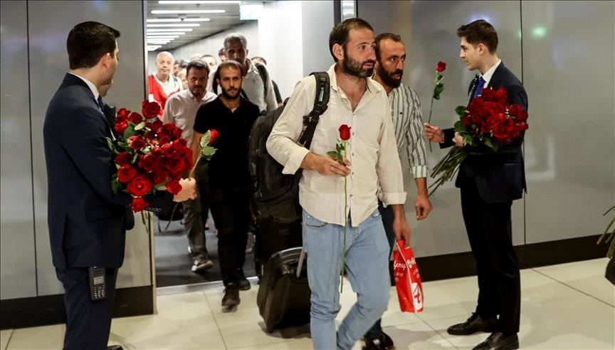 مطار إسطنبول.. وصول مواطنين أتراك بعد إجلائهم من السودان