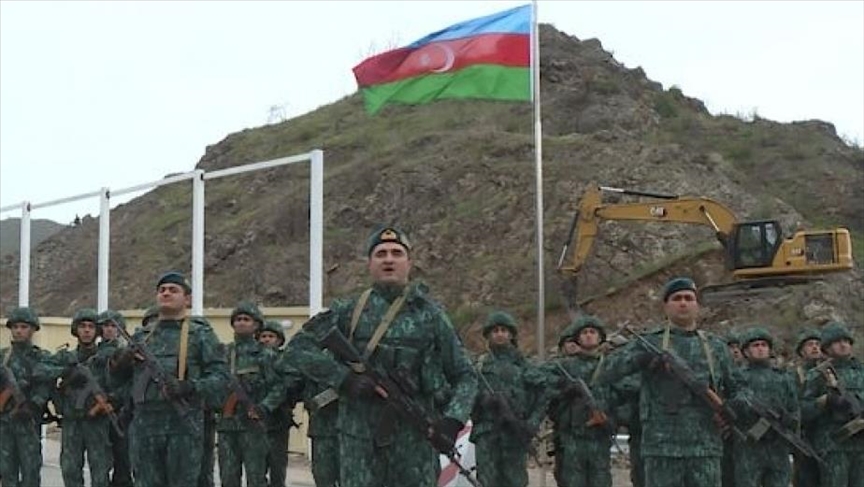 На КПП в начале дороги Лачин-Ханкенди поднят флаг Азербайджана