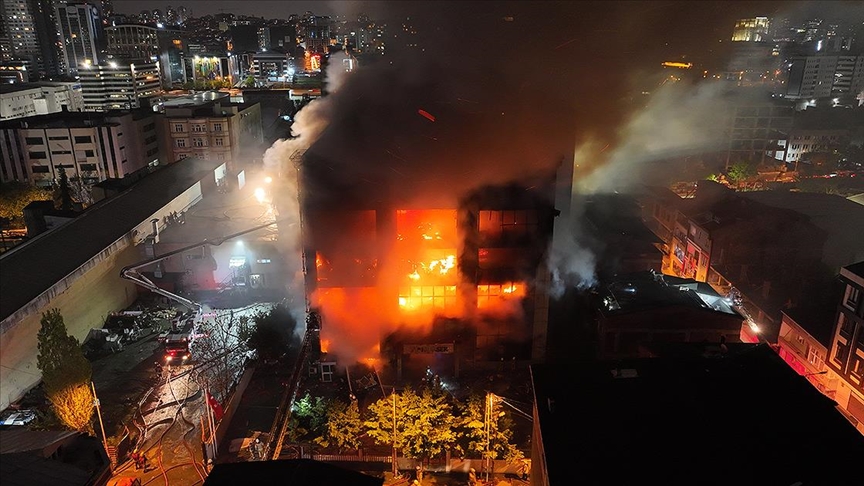 İstanbul'da halı imalathanesinde yangın çıktı