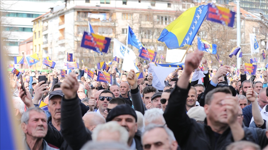 Zakazani protesti ispred Parlamenta FBiH u vrijeme sjednice o potvrđivanju federalne vlade