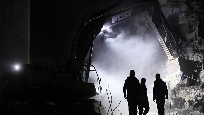 Türkiye'deki faaliyetlerinden dolayı madalya alan arama kurtarma ekibi üyeleri yaşadıklarını anlattı