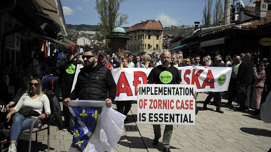  Sarajevo: Počela protestna šetnja od Sebilja do zgrade Parlamenta FBiH