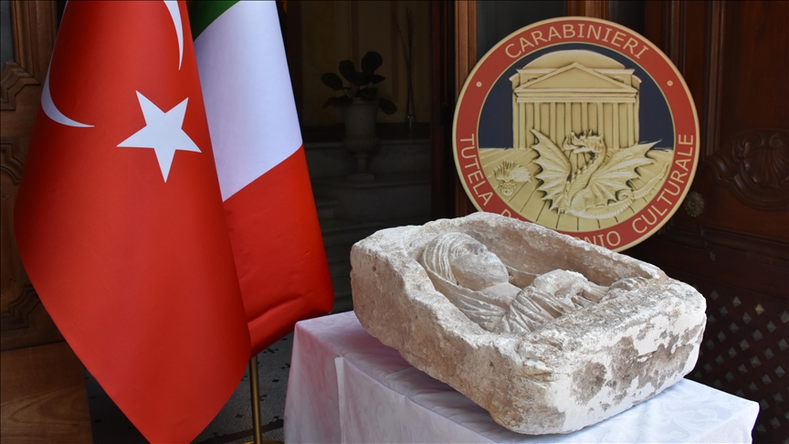 Zeugma'dan kaçırılan tarihi mezar steli Türkiye'nin Roma Büyükelçiliğine teslim edildi