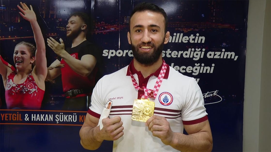 Şampiyon güreşçi Burhan Akbudak, örnek aldığı hemşehrisi Şeref Eroğlu'nu geçmek istiyor